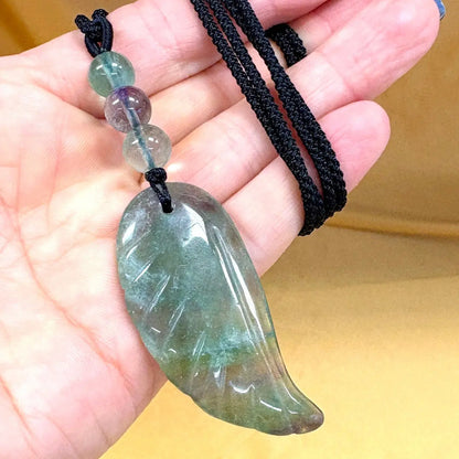 Vihreä fluoriitti - Enkelinsiipikaulakoru - Parantaa traumoja, tehostaa kehon paranemisprosessia - Valkoisen Liekin Voima