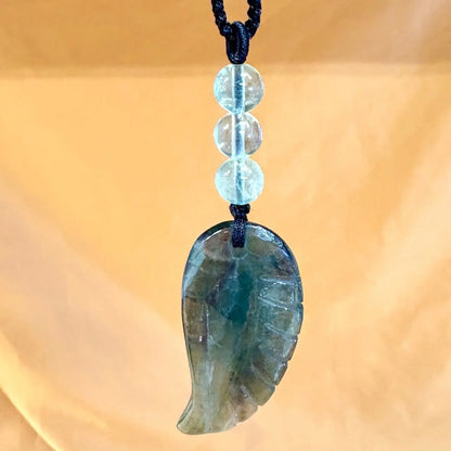 Vihreä fluoriitti - Enkelinsiipikaulakoru - Parantaa traumoja, tehostaa kehon paranemisprosessia - Valkoisen Liekin Voima