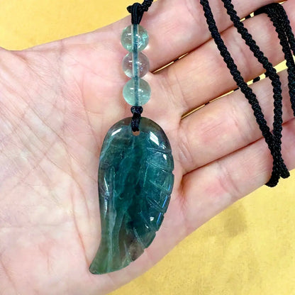 Vihreä fluoriitti - Enkelinsiipikaulakoru - Parantaa traumoja, tehostaa kehon paranemisprosessia - Valkoisen Liekin Voima