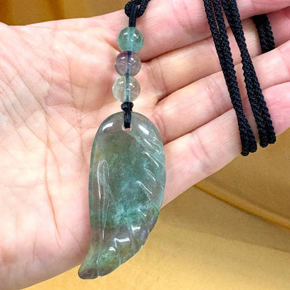 Vihreä fluoriitti - Enkelinsiipikaulakoru - Parantaa traumoja, tehostaa kehon paranemisprosessia - Valkoisen Liekin Voima