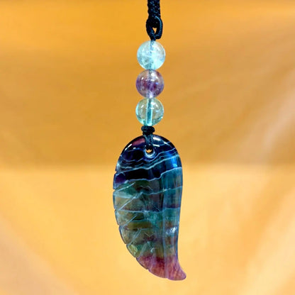 Vihreä fluoriitti - Enkelinsiipikaulakoru - Parantaa traumoja, tehostaa kehon paranemisprosessia - Valkoisen Liekin Voima