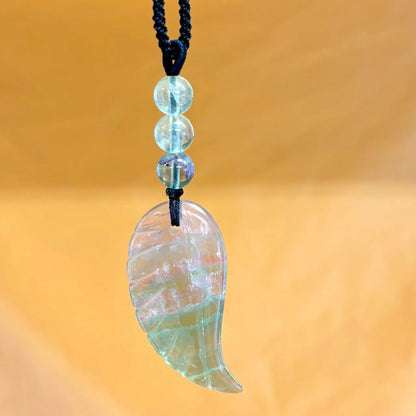 Vihreä fluoriitti - Enkelinsiipikaulakoru - Parantaa traumoja, tehostaa kehon paranemisprosessia - Valkoisen Liekin Voima