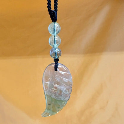 Vihreä fluoriitti - Enkelinsiipikaulakoru - Parantaa traumoja, tehostaa kehon paranemisprosessia - Valkoisen Liekin Voima