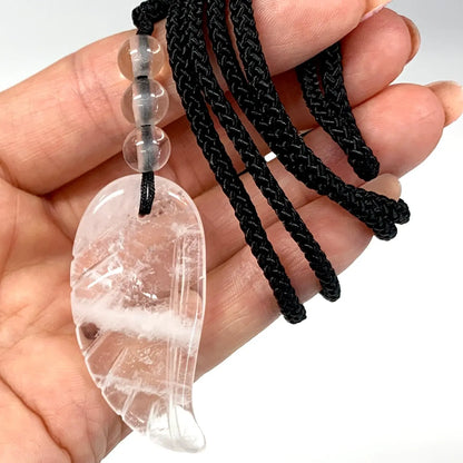 Vuorikristalli - Enkelinsiipikaulakoru - Opastusta, puhdistusta, mielen selkeyttä - Valkoisen Liekin Voima