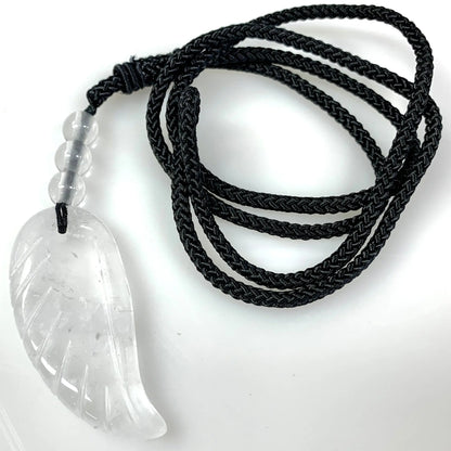 Vuorikristalli - Enkelinsiipikaulakoru - Opastusta, puhdistusta, mielen selkeyttä - Valkoisen Liekin Voima