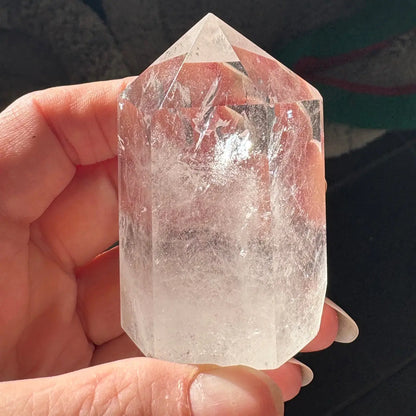 Vuorikristalli - Kristallikärki- Viritetty Mahatmaenergiaan - 6-7cm Valkoisen Liekin Voima