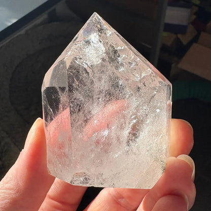 Vuorikristalli - Kristallikärki- Viritetty Mahatmaenergiaan - 6-7cm Valkoisen Liekin Voima